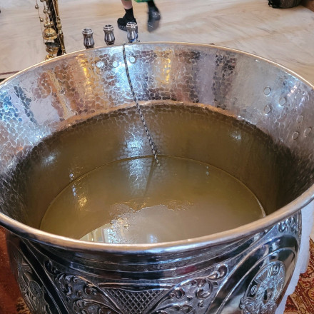 Η μεγαλύτερη κουμπαριά στο Ναύπλιο: 27 νονοί σε βάφτιση 20χρονου