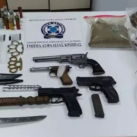 Συνελήφθη με... σπαθί κατάνα 62χρονος - Βρήκαν κλεμμένα αυτοκίνητα και ναρκωτικά