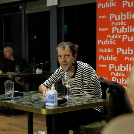 «Κατέβηκε» φωτογραφία του Κορτώ να φιλιέται με τον σύζυγό του - Η απάντηση του συγγραφέα