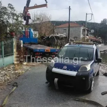 Βόλος: «Πέταξαν» από τον δρόμο στη θάλασσα - Περιπέτεια για επιβάτες αυτοκινήτου