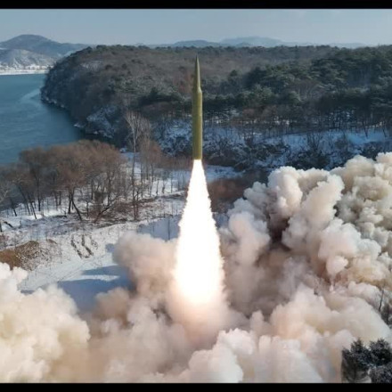 Η Βόρεια Κορέα εκτόξευσε νέου τύπου βαλλιστικό πύραυλο με υπερηχητική ταχύτητα