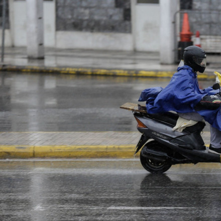 Viral οδηγός στην Κρήτη: Βγήκε στον δρόμο με την πινακίδα στην... πλάτη!