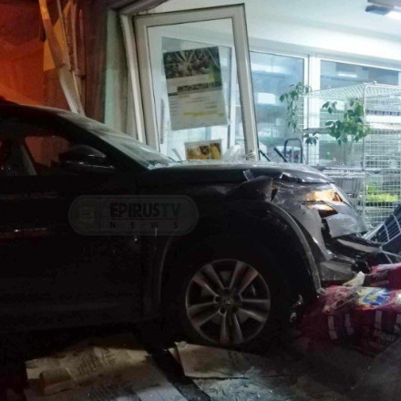 Τζιπ «καρφώθηκε» σε τζαμαρία καταστήματος στα Ιωάννινα