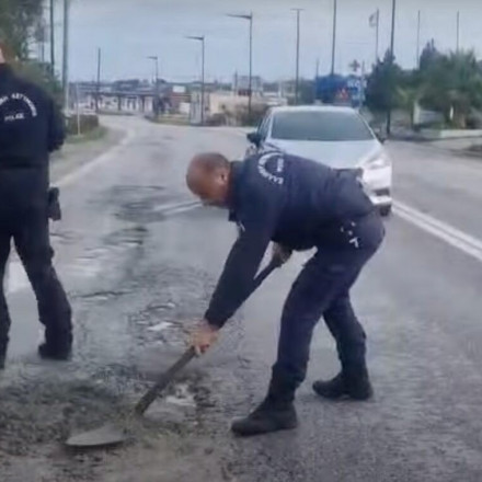 Κως: Αστυνομικοί «μπάλωσαν» λακκούβα σε δρόμο και τώρα θα περάσουν ΕΔΕ