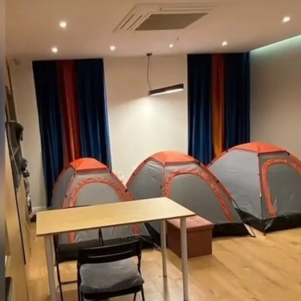 Πρωτότυπο Airbnb στο Λονδίνο: Ιδιοκτήτης νοικιάζει σκηνές... στο σαλόνι του