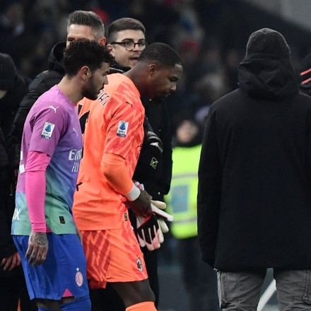 Αποχώρησε από το γήπεδο η Μίλαν για ρατσιστική επίθεση στον Μενιάν!