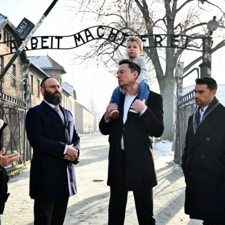 Η επίσκεψη του Έλον Μασκ στο Άουσβιτς παρέα με τον γιο του