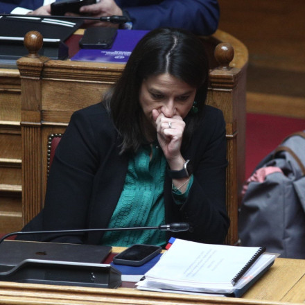 Επιστολική ψήφος: «Πυρ ομαδόν» από αντιπολίτευση σε Κεραμέως για την τροπολογία