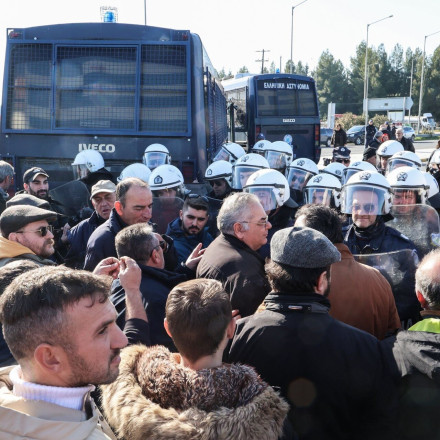Θεσσαλία: Ένταση στον κόμβο του Πλατυκάμπου μεταξύ αγροτών και ΜΑΤ