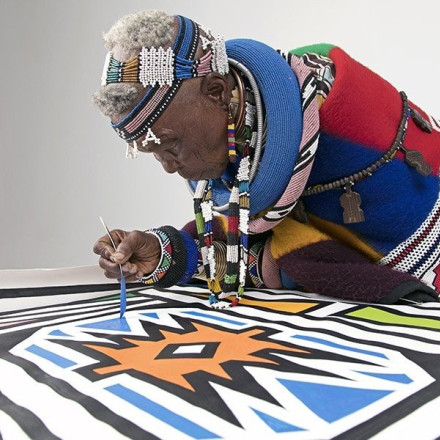 Η BMW τιμά το καλλιτεχνικό ταξίδι της Esther Mahlangu