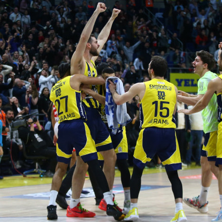 ΑΝ ΕΙΝΑΙ ΔΥΝΑΤΟΝ: Buzzer-beater πίσω από το κέντρο ο Παπαγιάννης σε νεκρό χρόνο