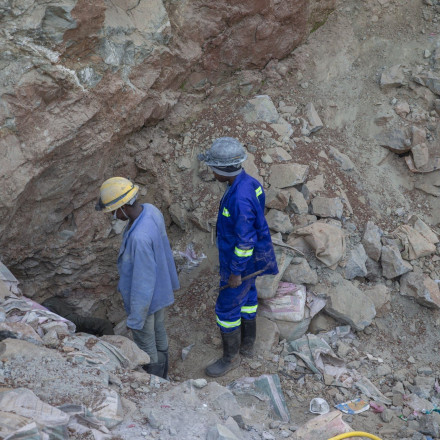 «Ματωμένος χρυσός»:  Κατάρρευση στοάς σε oρυχείο - Πάνω από 73 οι νεκροί