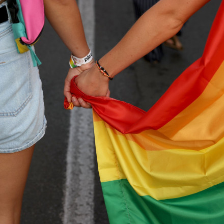 Δημοσκόπηση MRB: Τι λένε οι πολίτες για γάμο ομόφυλων - Το ντέρμπι ΣΥΡΙΖΑ- ΠΑΣΟΚ