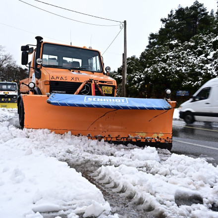 Κακοκαιρία Avgi: Διακοπή κυκλοφορίας στη λεωφόρο Διονύσου λόγω του χιονιά