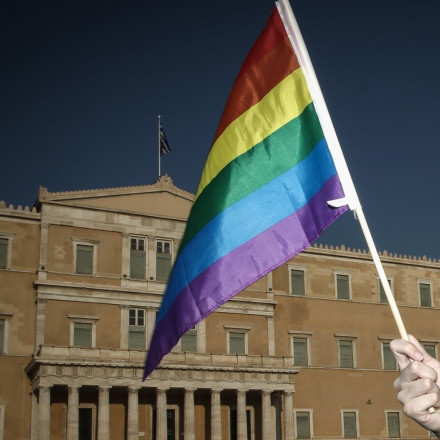 Δημοσκόπηση Marc: Τι λένε οι πολίτες για γάμο ομόφυλων και τεκνοθεσία