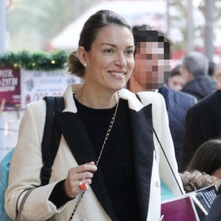 Βίκυ Καγιά: «Ως μαμά προσπαθώ πολύ, πλένω, μαγειρεύω, όλα τα κάνω»