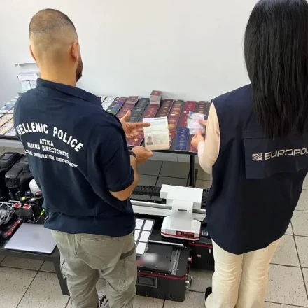 ΕΛΑΣ: Επιχείρηση «ILLUMINATI» εξάρθρωσε σπείρα παράνομης διακίνησης μεταναστών