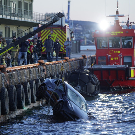 Tesla έκανε «βουτιά» σε παγωμένο φιορδ - Πλωτή σάουνα έσωσε τους επιβάτες