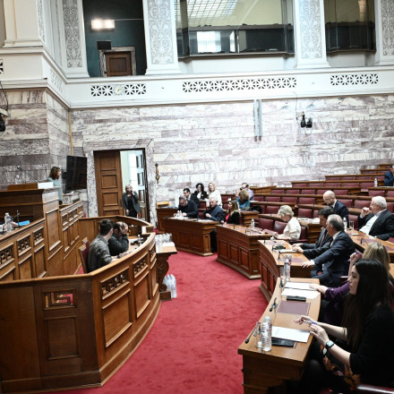 Γάμος ομόφυλων: Τα «ναι», τα «όχι» και ο «εμφύλιος» στην Αριστερά