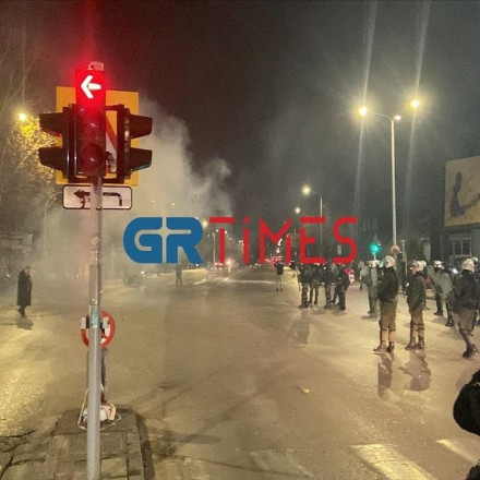 Επεισόδια στο ΑΠΘ-Πετροπόλεμος και χημικά των ΜΑΤ με καταληψίες