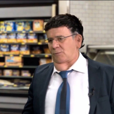 Viral: Ο Άκης Παυλόπουλος εισβάλει σε σούπερ μάρκετ και... μετράει τοστ!