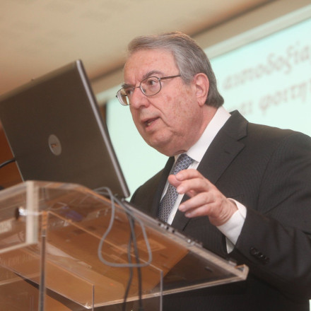 «Είναι απάνθρωπο»: Ο Μπαμπινιώτης «κατακεραυνώνει» τις Πανελλαδικές