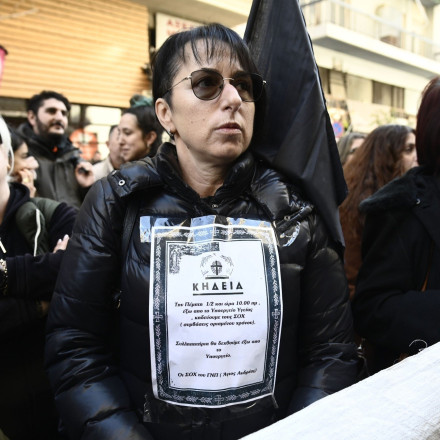 Ένταση στη συγκέντρωση της ΠΟΕΔΗΝ - Πέταξαν καφέ στον Γεωργιάδη