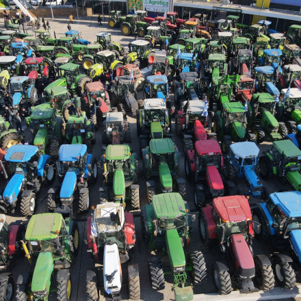 Οι αγρότες δεν «σπάνε» τα μπλόκα - «Μήνυμα» με συλλαλητήριο και κινητοποιήσεις