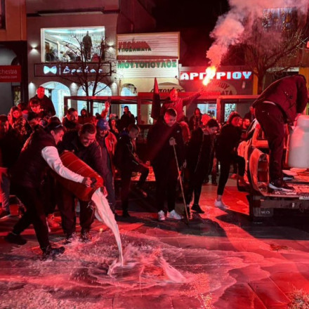 Μπήκαν στην Καρδίτσα οι αγρότες - Έχυσαν γάλατα στην πλατεία
