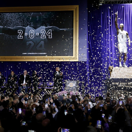 Ανατριχίλα: Οι Λέικερς αποκάλυψαν το άγαλμα του Κόμπι Μπράιαντ