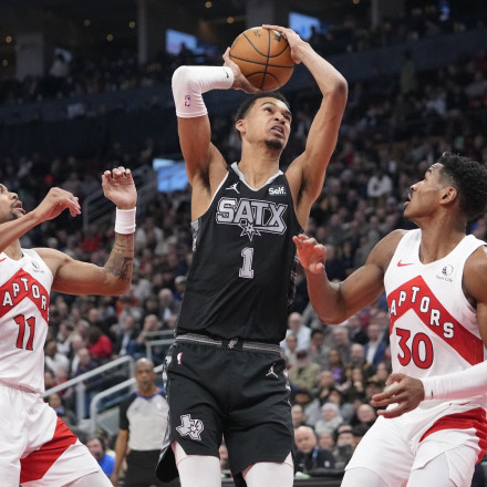 ΠΩΣ ΓΙΝΕΤΑΙ ΑΥΤΟ; Ο Γουεμπανιάμα έκανε triple-double με 10... τάπες