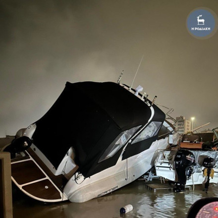 Η στιγμή που ανεμοστρόβιλος χτυπάει την πόλη της Ρόδου