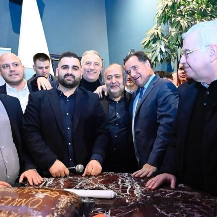 Άδωνις σε ρόλο «οργανωτή κερκίδας»: Φώναζε συνθήματα σε εκδήλωση της ΟΝΝΕΔ