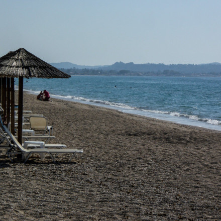 Ομπρέλες, ξαπλώστρες και ταβέρνες στις παραλίες: Τι θα προβλέπει ο νέος νόμος