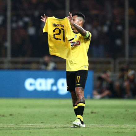 Φοβερό τατουάζ φίλου της ΑΕΚ με τον Αραούχο να κρατά τη φανέλα του Μιχάλη