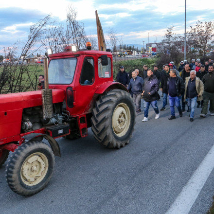 Αγρότες: Έκλεισαν την Εθνική στην Καρδίτσα - «Θα φτάσουμε και στην Αθήνα»