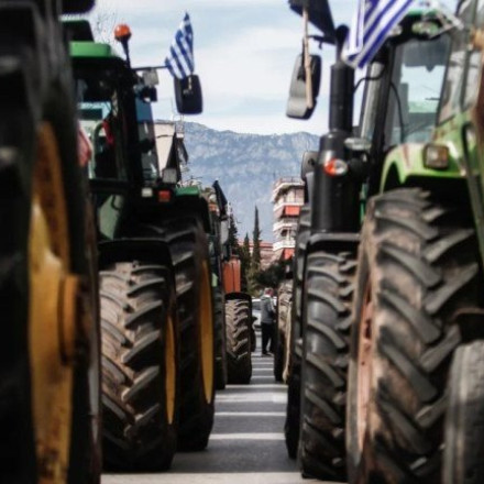 Σε θέση μάχης οι αγρότες: Στήνουν μπλόκα και ζεσταίνουν τα τρακτέρ για την Αθήνα