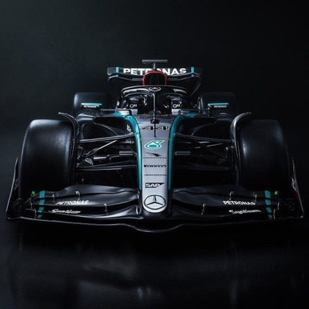 Formula 1: H Mercedes παρουσίασε την W15