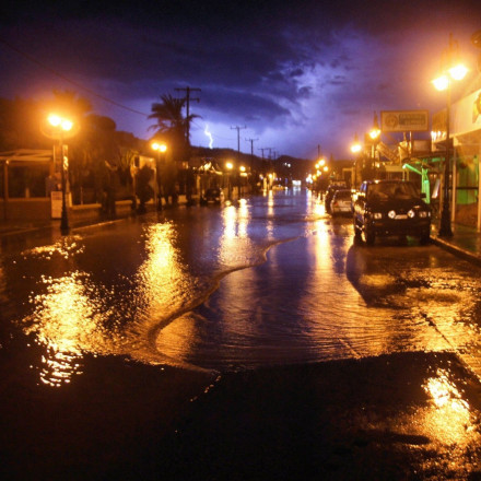 Ρόδος: Προβλήματα από την κακοκαιρία - Ισχυρός ανεμοστρόβιλος ξερίζωσε δέντρα
