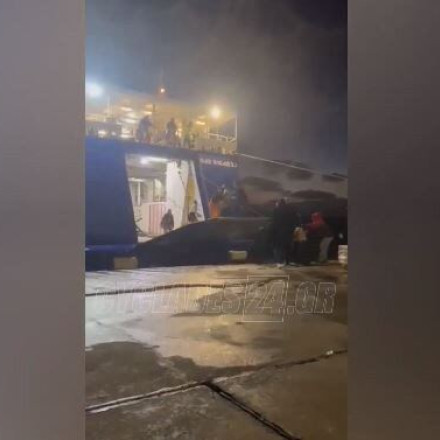 Βίντεο: Η «μάχη» ενός καπετάνιου να δέσει το πλοίο στην Ανάφη