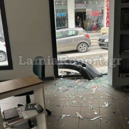 Λαμία: Ηλικιωμένος «καρφώθηκε» σε βιτρίνα καταστήματος - Προσπαθούσε να παρκάρει