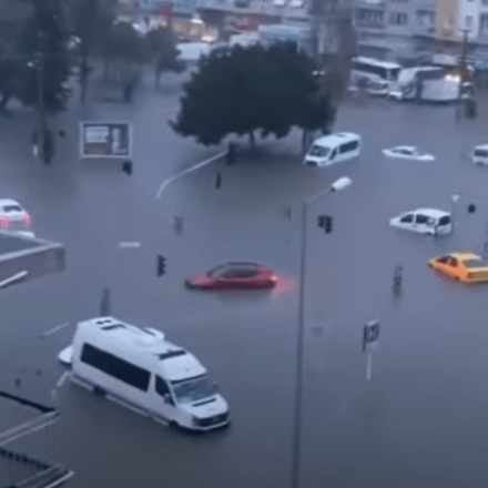 Καταστροφικές πλημμύρες σαρώνουν την Αττάλεια: Αυτοκίνητα βυθίζονται στο νερό