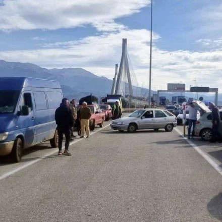 Γέφυρα Ρίου Αντιρρίου: Οι αγρότες άνοιξαν τα διόδια - Ένταση στην κινητοποίηση