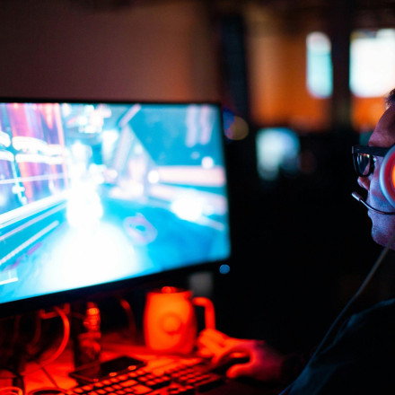 Εθισμένα σε video games και κινητά τα παιδιά - Τα σημάδια και οι συμβουλές
