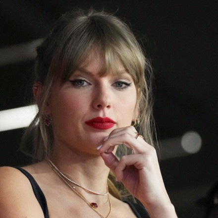 Ο φοιτητής που παρακολουθεί αεροπλάνα και έχει εκνευρίσει Σουίφτ και Μασκ