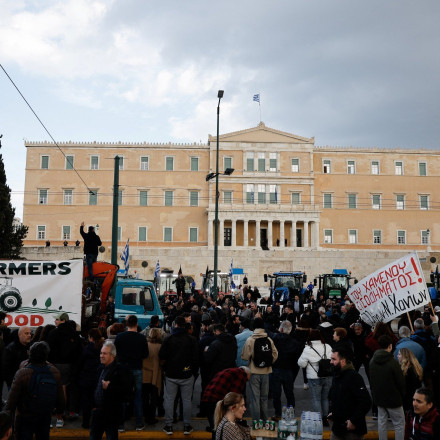 Πώς κάλυψαν τα διεθνή μέσα την κατάληψη του Συντάγματος από τα τρακτέρ