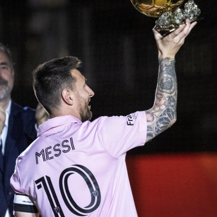 Ο Μέσι δεν ξεχνά ποτέ την Μπαρτσελόνα - Δώρισε και την 8η χρυσή του μπάλα