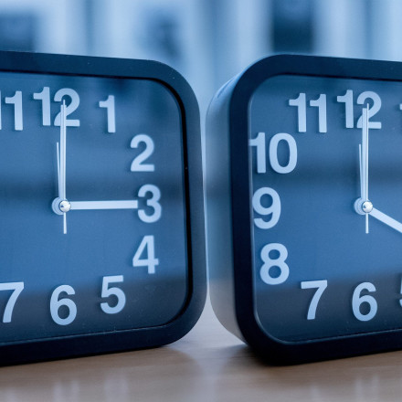 Αλλαγή ώρας: Πότε γυρίζει σε θερινή και μετακινούμε τους δείκτες των ρολογιών