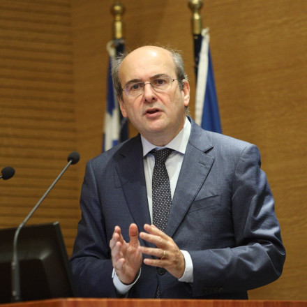 Μήνυμα Χατζηδάκη σε τράπεζες και παρόχους POS: «Εξετάστε μείωση προμηθειών»