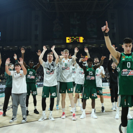 «Πράσινη» αποθέωση για τον Παναθηναϊκό AKTOR έξω από το ξενοδοχείο της αποστολής